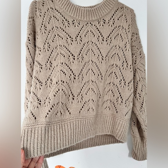 Old Navy Women’s Beige Knit Crew Neck Sweater - Picture 3 of 7